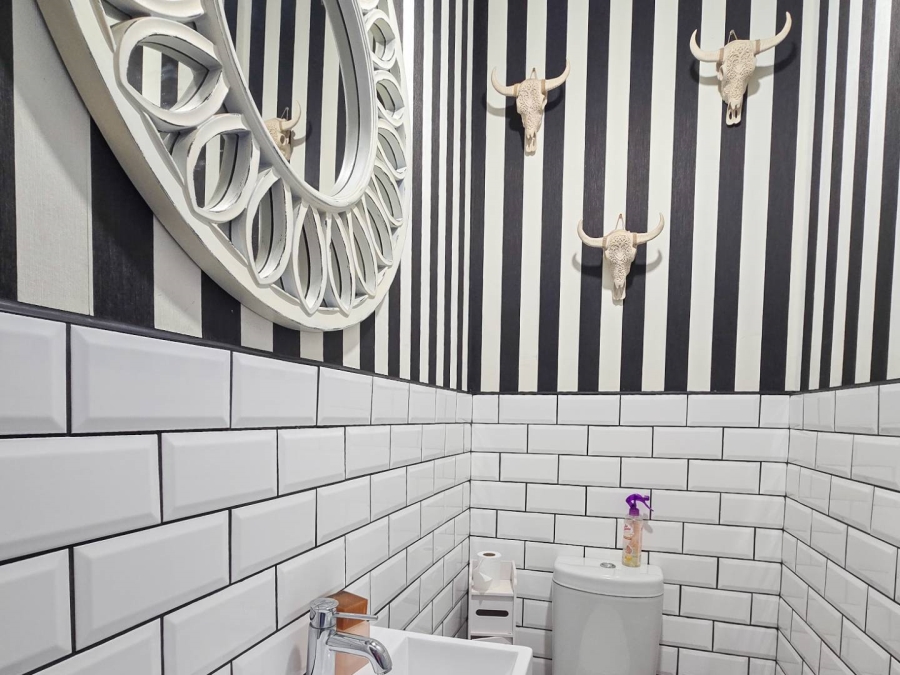 5 Bedroom Property for Sale in Stilbaai Oos Western Cape